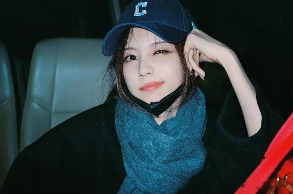 文亦娱乐李一桐身披轻纱海边奔跑 俏皮wink尽显优雅随性 