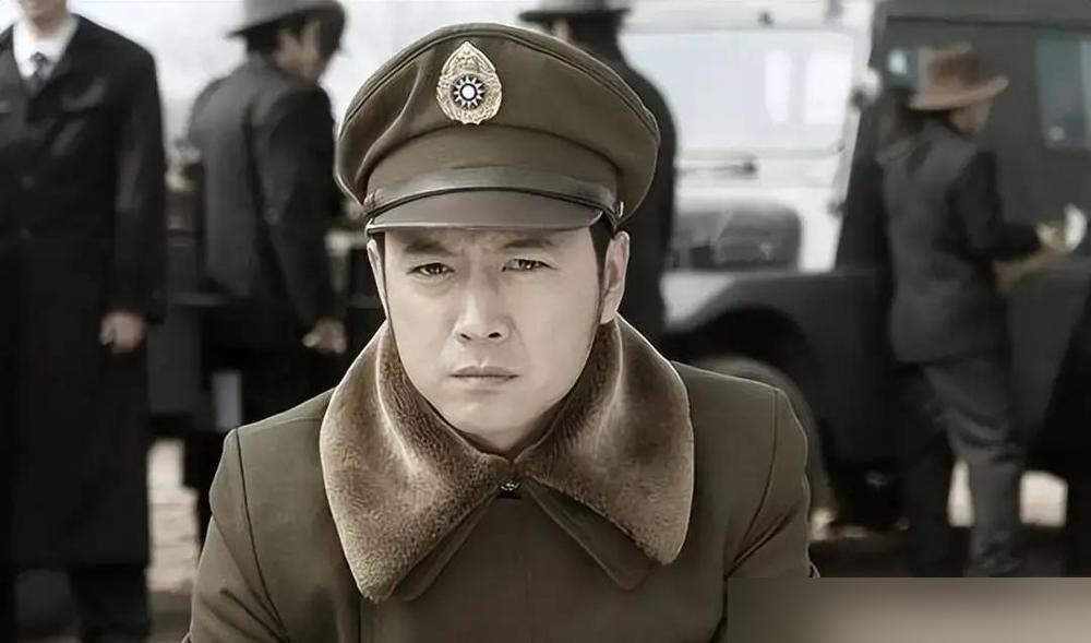 2008年拍《潜伏》，姚晨给丈夫凌潇肃谋了谢若林的角色。
凌潇肃嫌戏份少片酬低