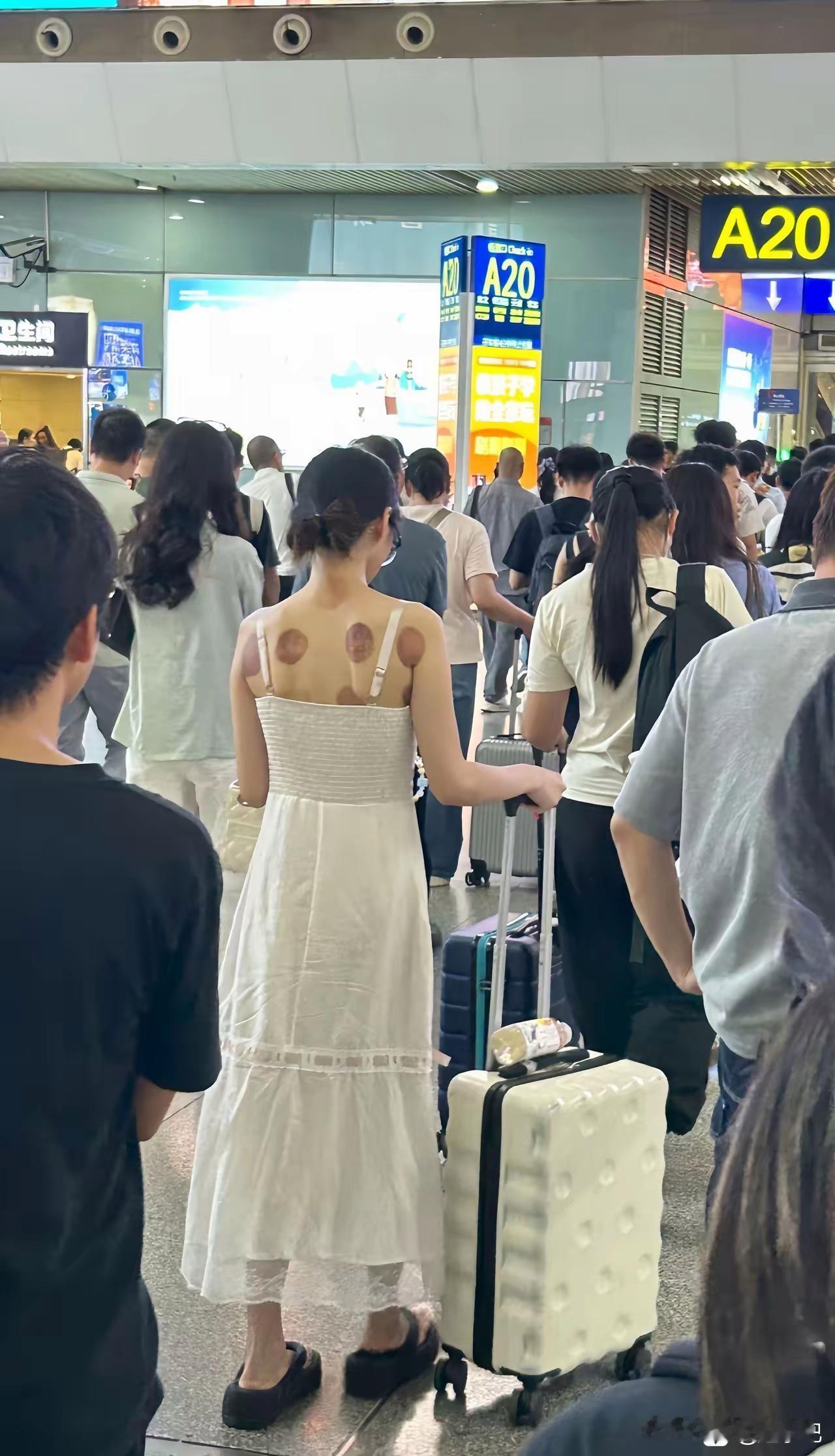 就这么穿，天天背着罐也没用
这种衣服都是有小外衫的，为什么不穿一个呢？也可以穿个