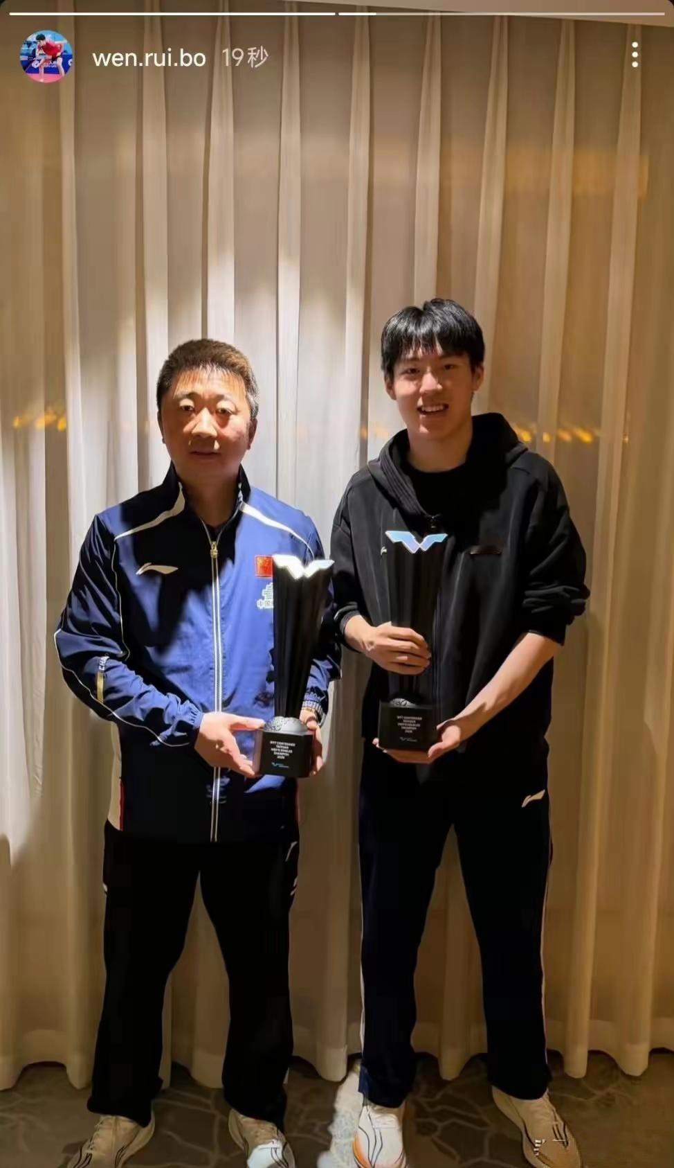 【太原挑战赛，温瑞博捧得双冠，发布与徐辉指导的合影】这张照片正是温瑞博夺冠后，在