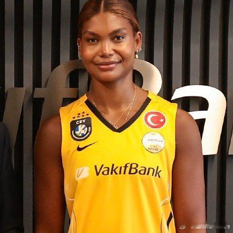 🟡⚫️ 洛伦内·特谢拉完成美国无限制运动员职业联赛📌 瓦基弗银行于八月底正式