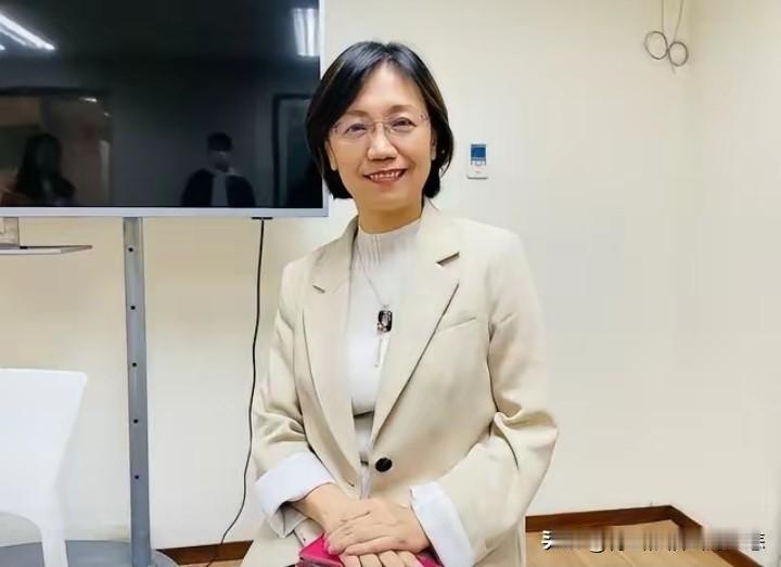 国民党里又杀出一位女将，让民进党当局恨得牙痒痒。
她就是国民党不分区民代翁晓玲。