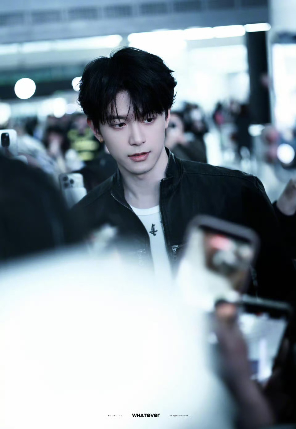 机场被粉丝围了一圈的邓凯：“拍的差不多就回家休息吧，差不多了可以了”