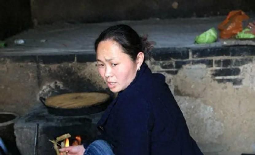 1994年，18岁的女孩被无情的人贩子卖给了一位牧羊人。在她的新婚之夜，她蜷缩在