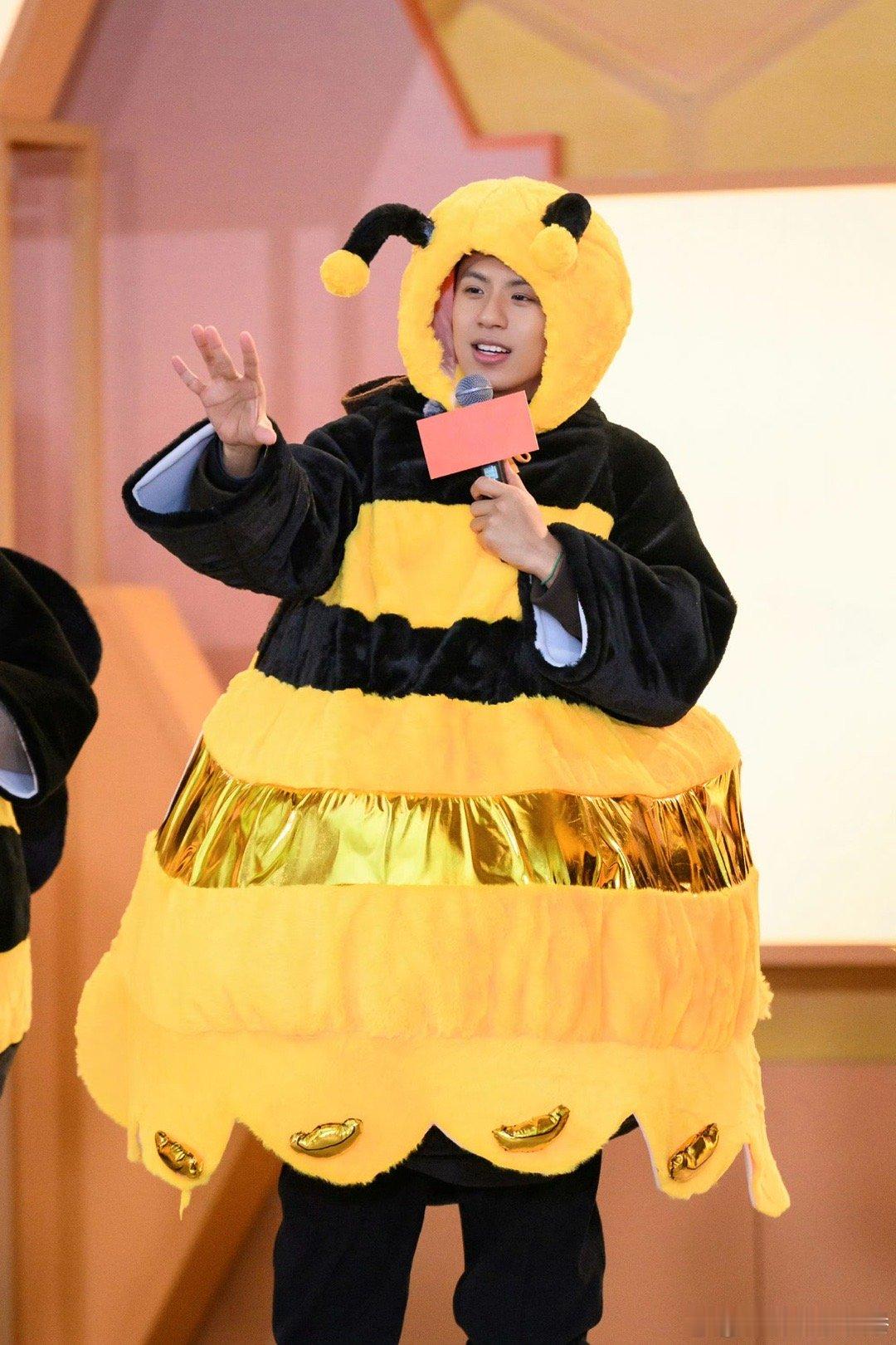 付航汪铎 唐僧与猴 付航想独自出门清净一下，汪铎非要寸步不离跟着，像唐僧跟着猴子