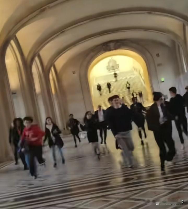 有人7分钟盗走法国博物馆的九件珍贵珠宝，还没被现场抓住！

10月19日，博物馆