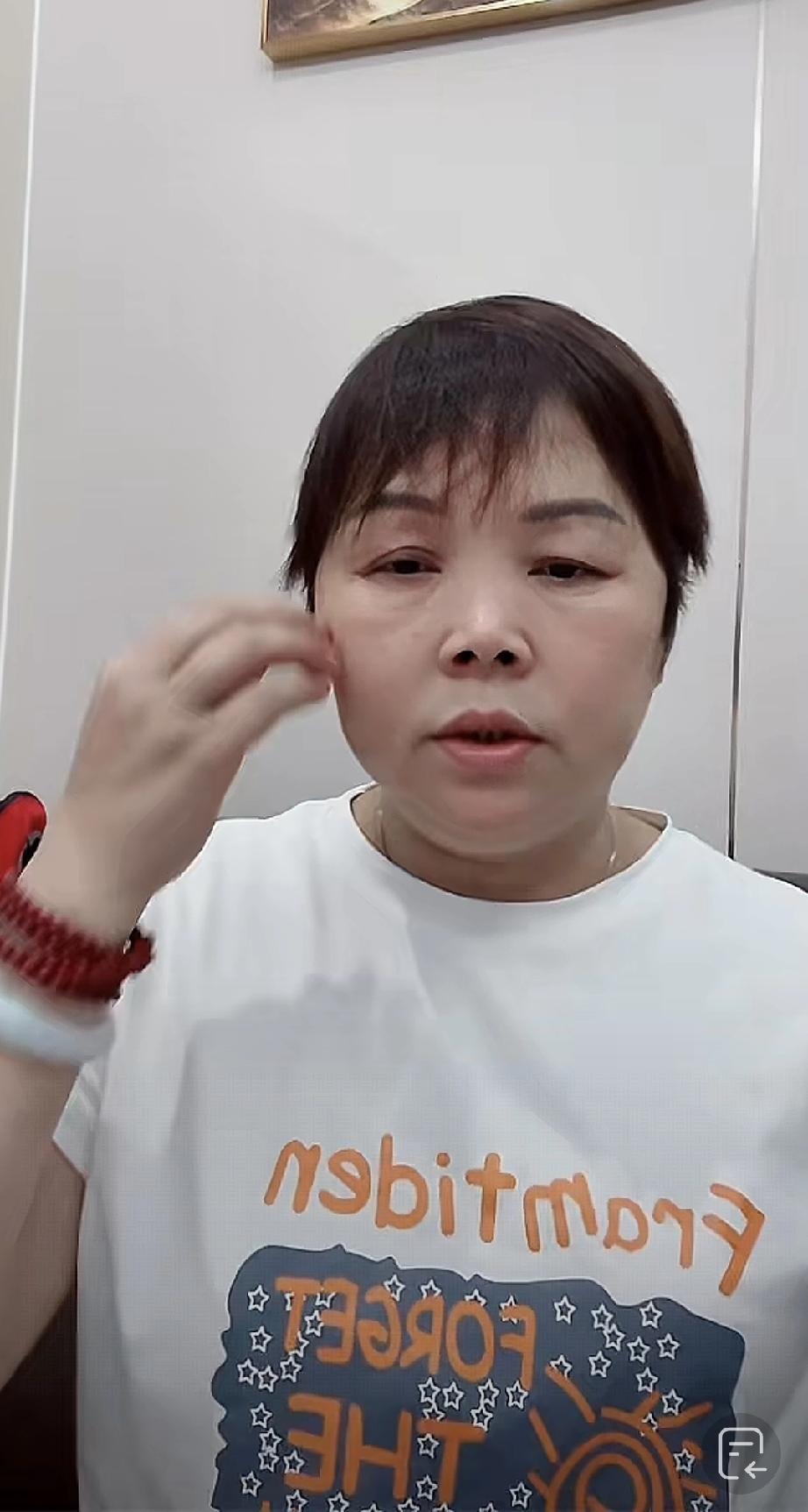 叶锐聪回学校了，但红包没带走

今晚大喇叭直播，网友们撺掇她直播拆红包，大喇叭说