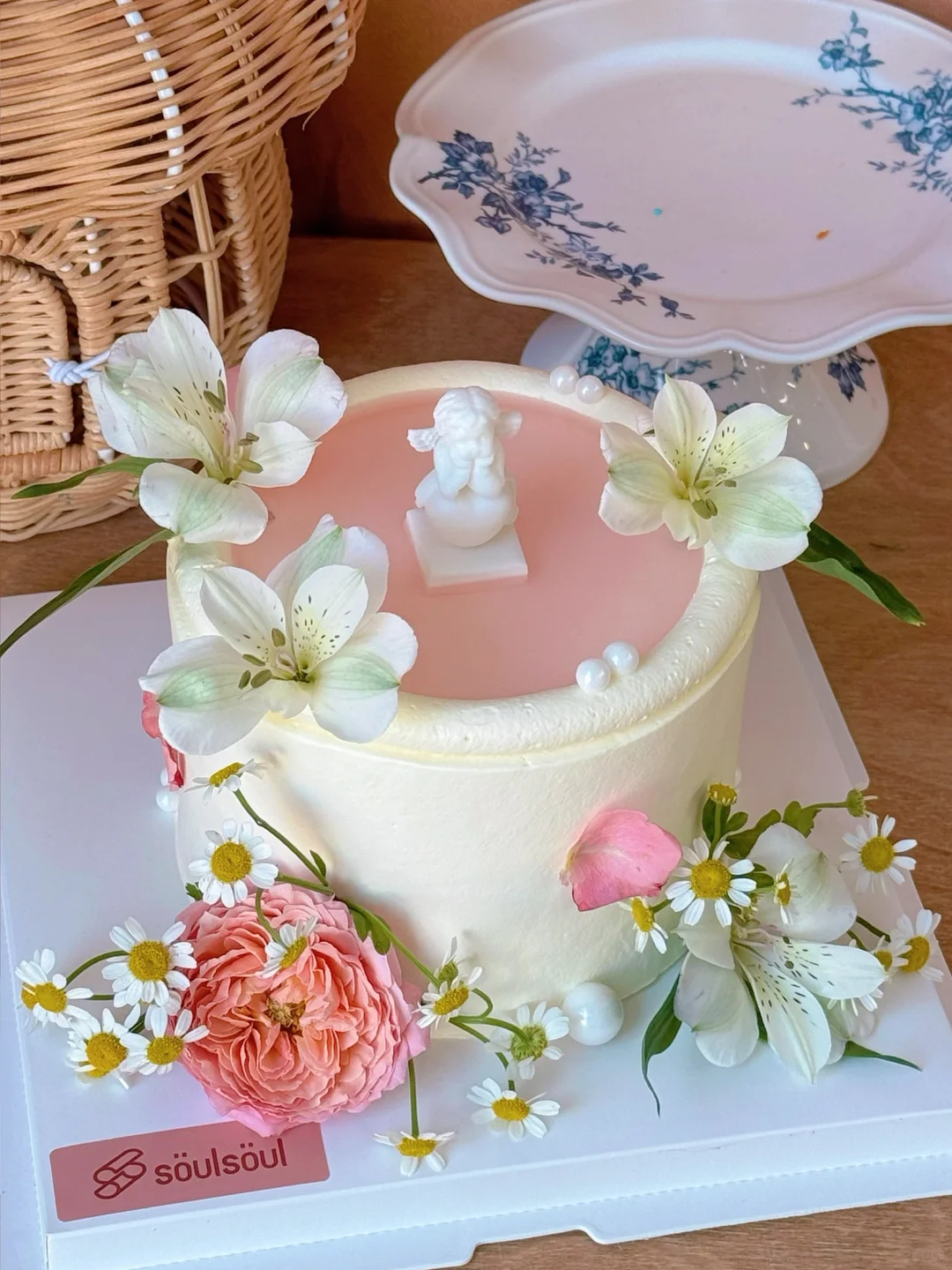 鲜花与蛋糕的柔和浪漫