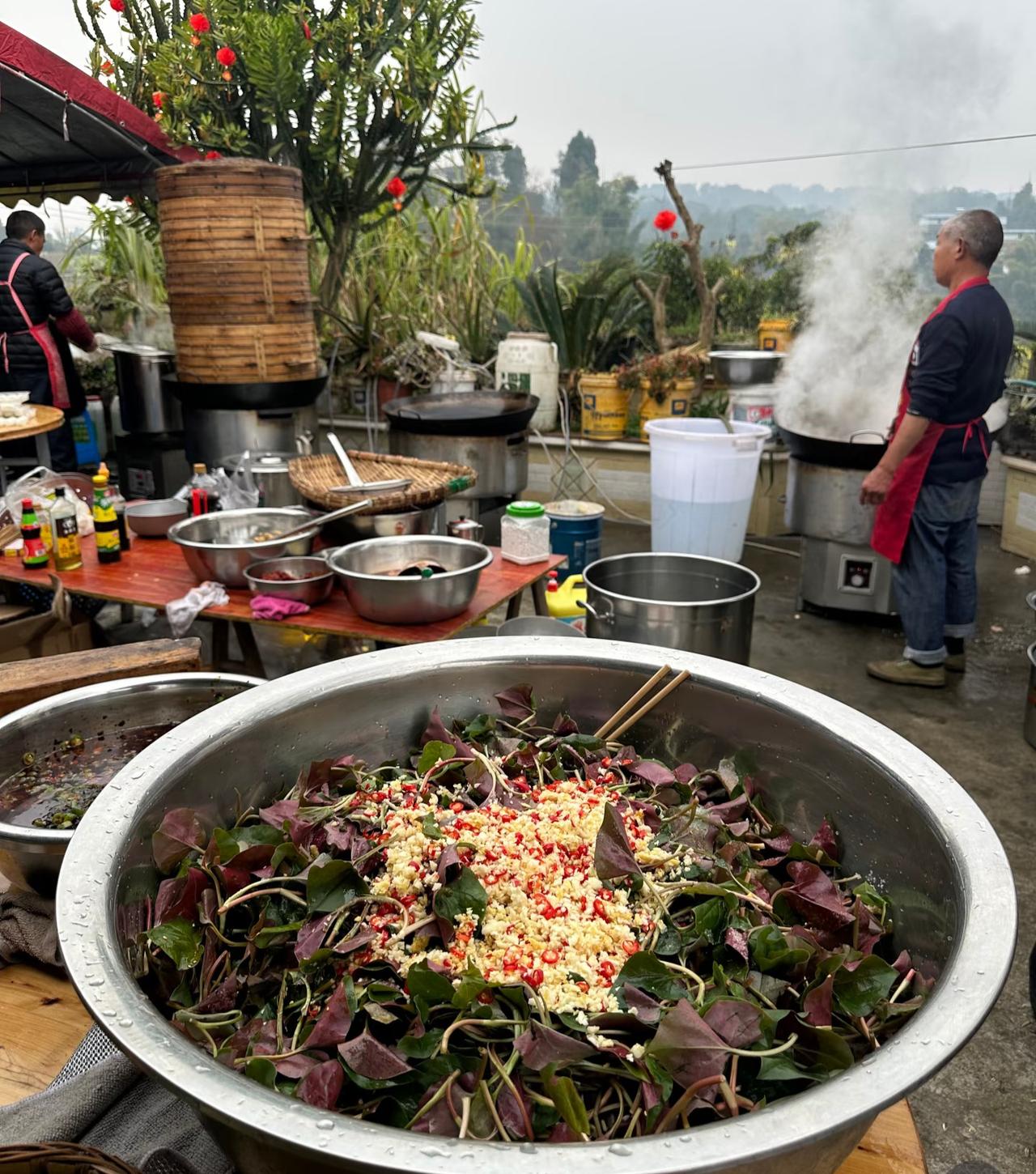 谁能懂这一盆的含金量？
话说能够把折耳根搬上农村大席
估计也只有云贵川地区了吧