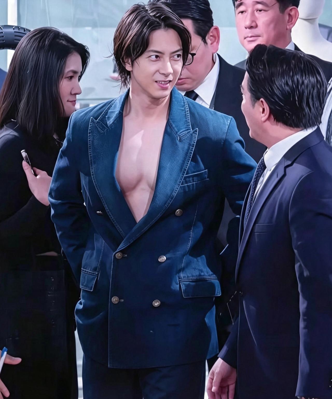 这位大姐也不像个缺钱人，难道她就不能去买件内衣穿上？
有网友说这是男人，是胸肌。