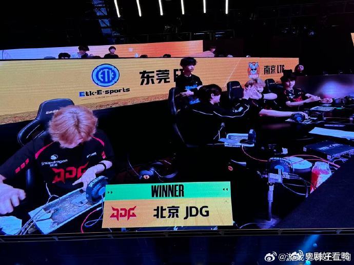 JDG突围赛再吃一鸡 见证JDG突围赛吃鸡🥳，选手们发挥好牛，全程没掉链子，稳