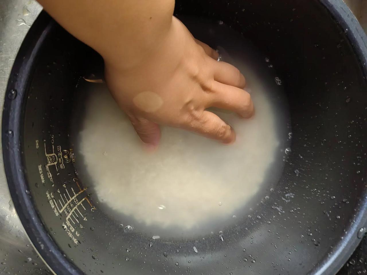 “你洗米怎么是用右手洗的，干啥活都用右手，洗米还用右手，多不卫生啊，这可是进嘴的