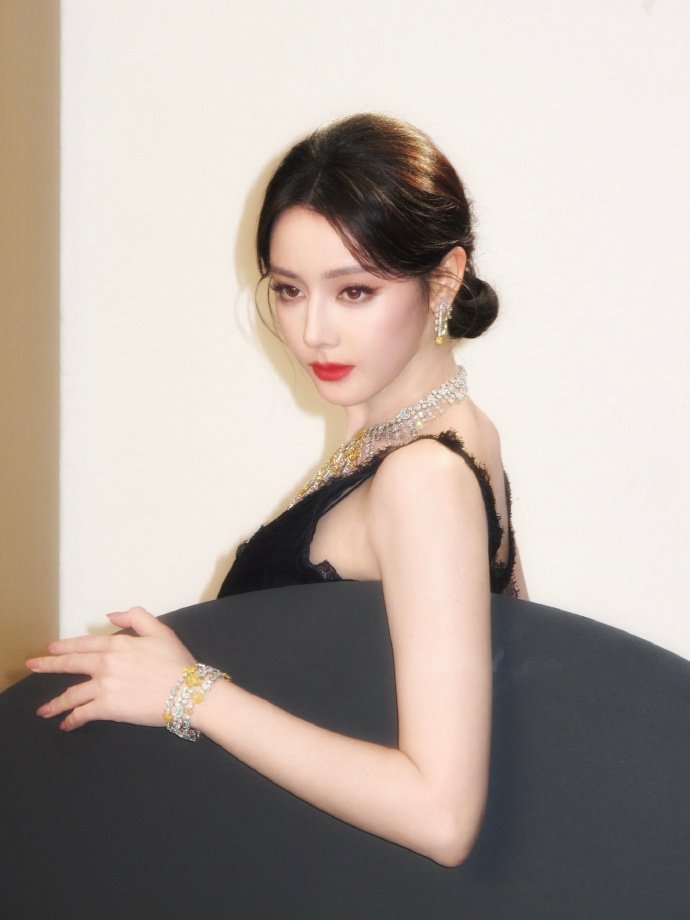 此刻想变成迪丽热巴的衣架此刻想变成迪丽热巴的衣架！！在哪报名，我去排队！！迪丽热