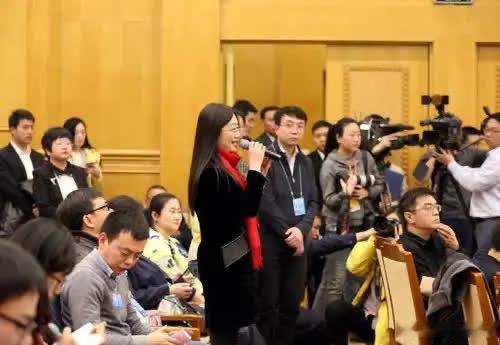 估计不少人的社交媒体时间线被同一个人刷屏了——智利政府的女发言人，卡米拉·瓦列霍