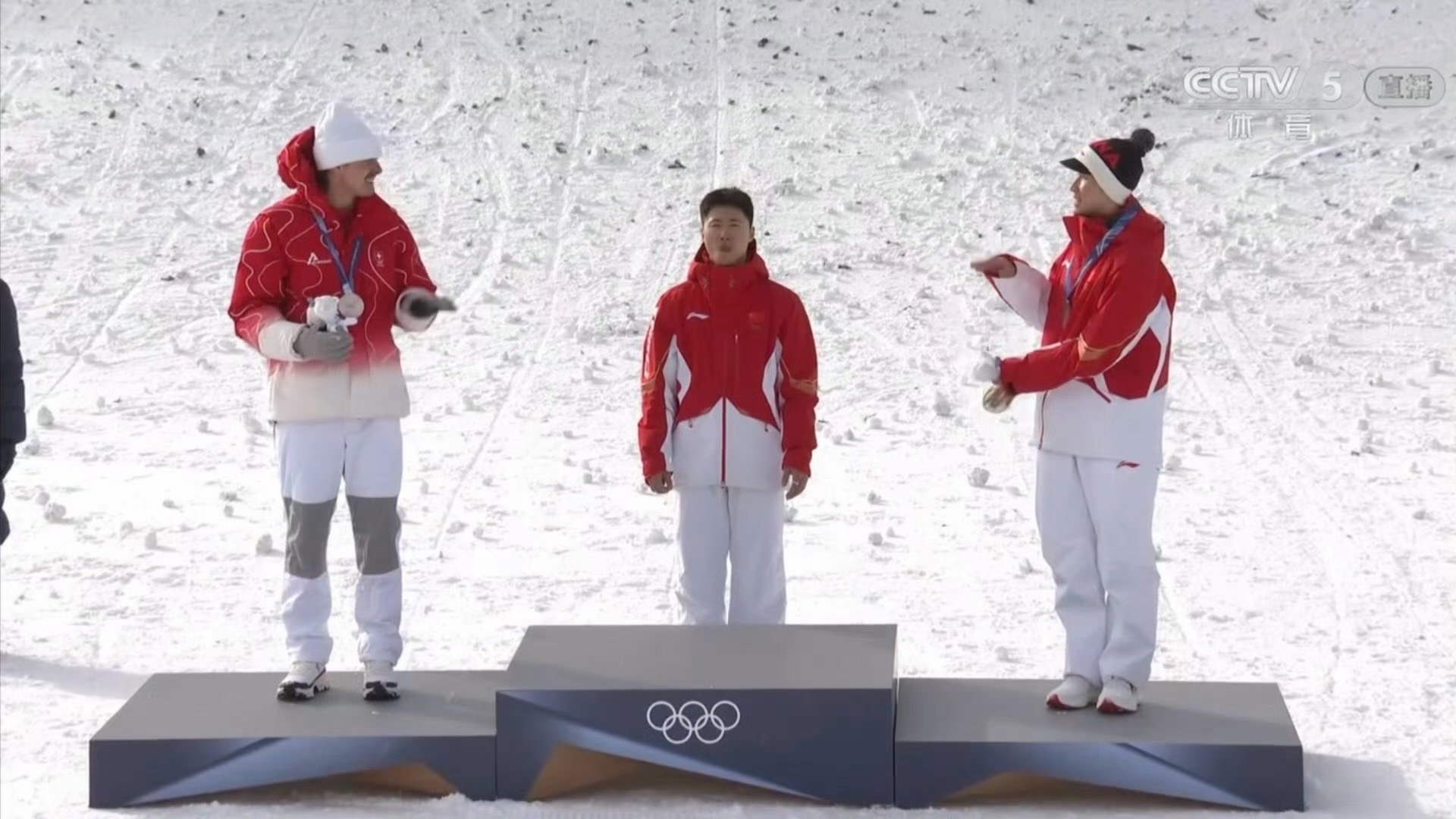 可可爱爱的李天马颁奖仪式上， 给冠亚军都在手动撒花🎉李天马铜牌全民聊冬奥
