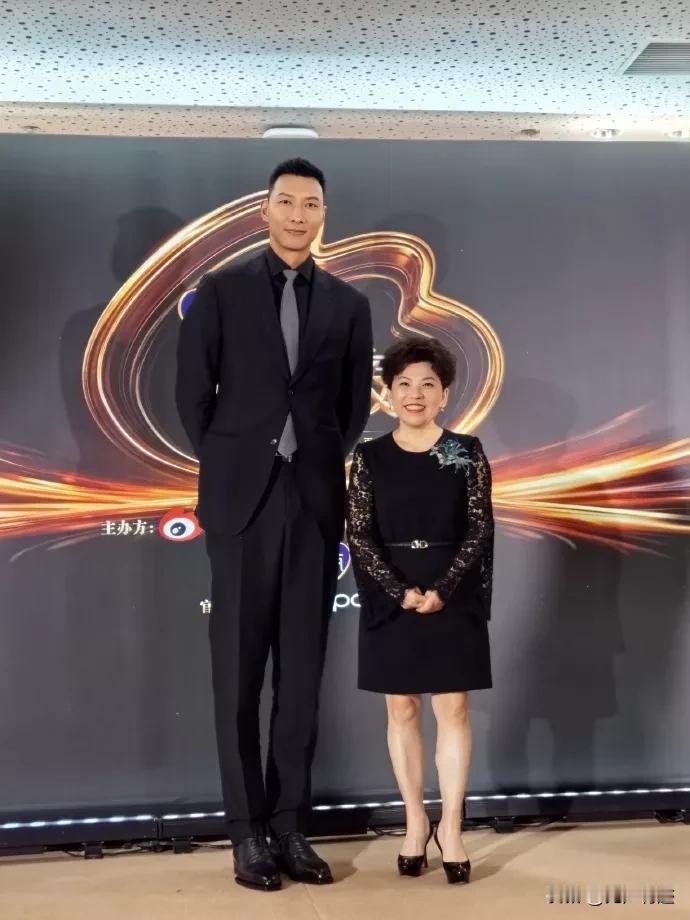 他们的身高虽然，力量相距悬殊，但是，他们的成就确是一样的，都在自己的领域里，取得