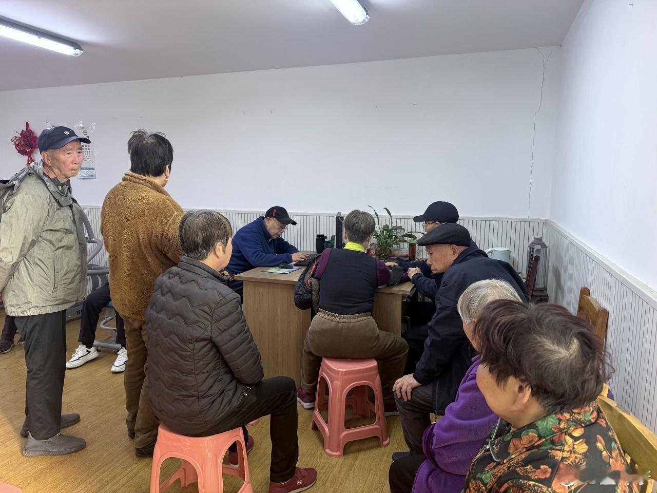 宁波江北退休医生15年守护邻里健康 在江北，有一位退休老人的名字家喻户晓。他就是