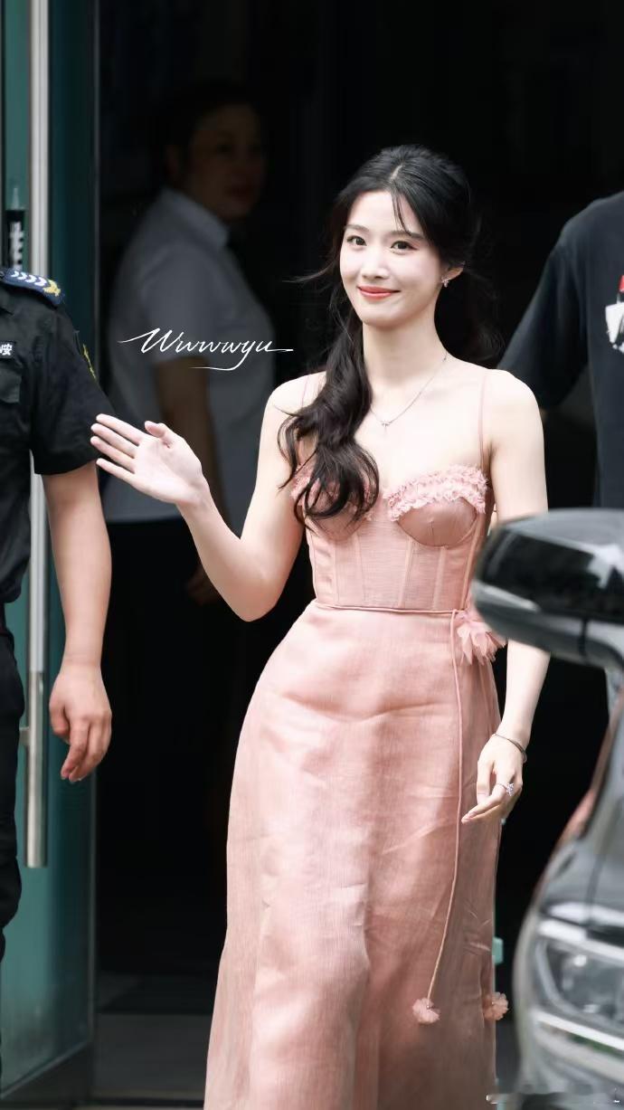 卢昱晓今日线下状态卢昱晓美人一大跳终于等到噜噜晓的上班路透，整个人像娇艳的粉玫瑰