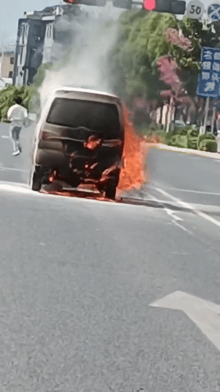 【“两个灭火器都灭不掉”！面包车行驶途中起火，情况危急】3月23日下午3点左右，