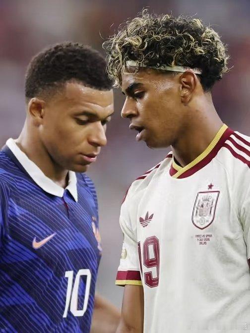 世界杯半决赛，西班牙2-0战胜法国晋级决赛。 亚马尔与姆巴佩迎来第11次交手，亚