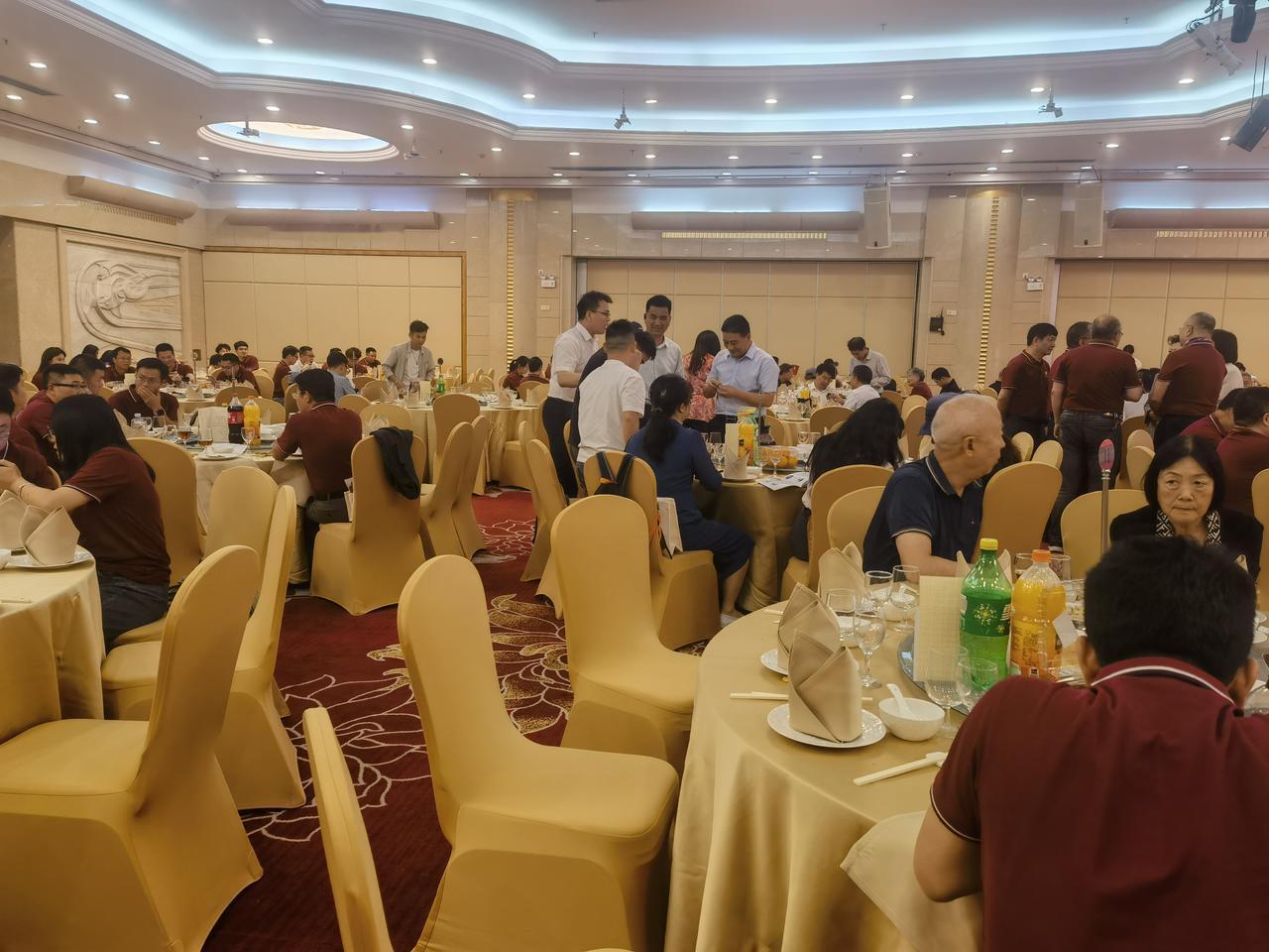 贵州大学广东校友会换届
同窗四月换届来，
年轻一辈面目在。
粤海共闯不容易，
万