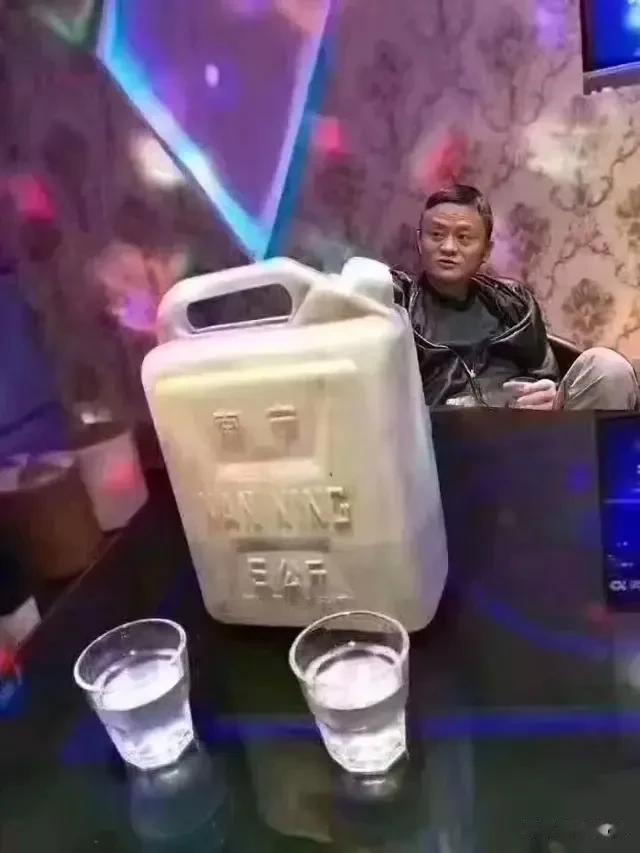 喝了几杯后，他跟我吹牛说他对钱不感兴趣[吃瓜群众]