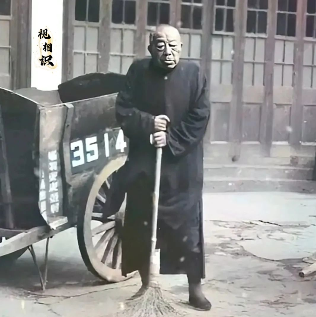 1951年，上海，青帮头目黄金荣被罚“扫大街”的场景，当时他已经84岁，罚他清扫...