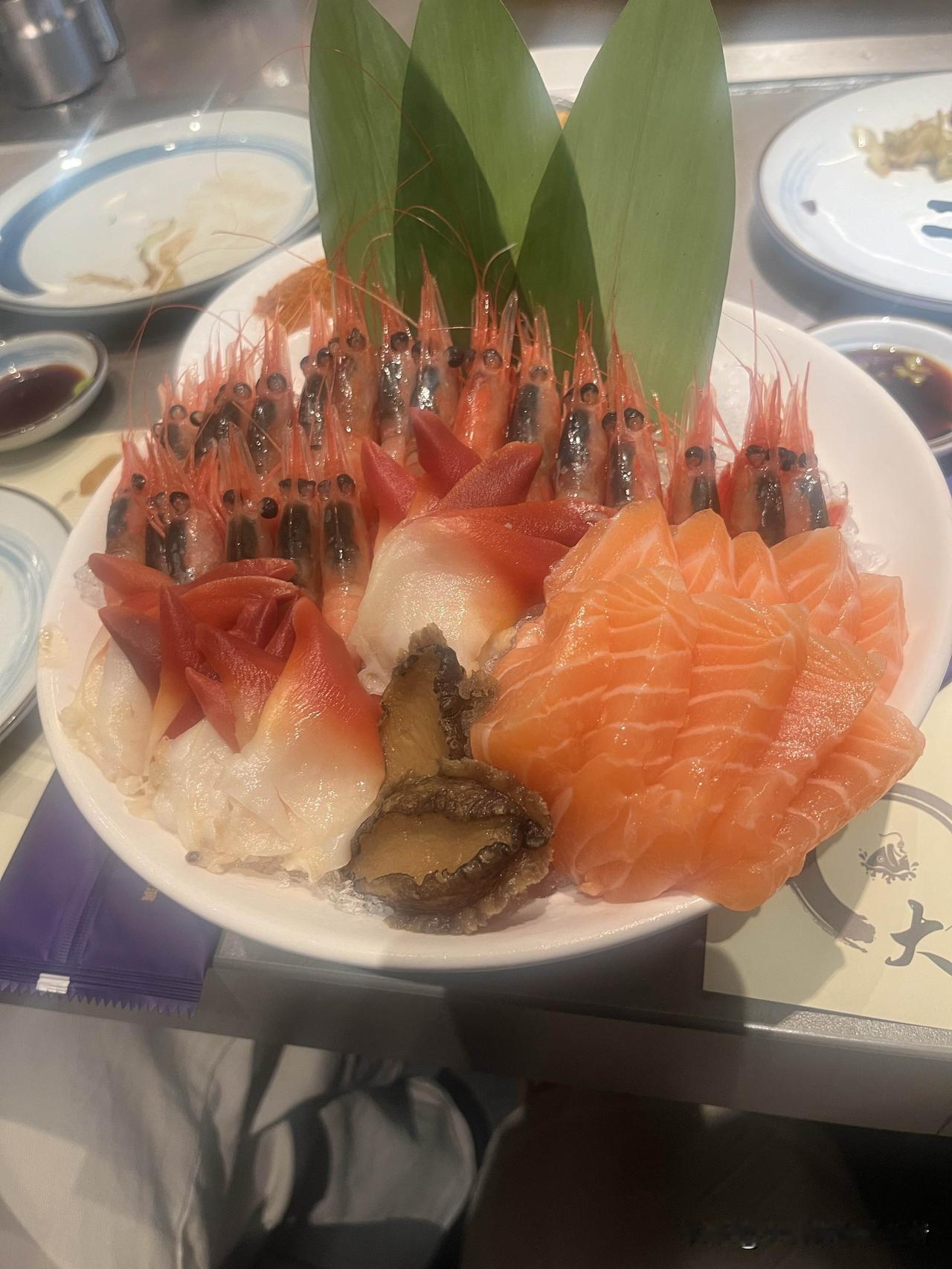 现在的你还相信世间公平吗

哪有什么绝对公平，世界本就自带倾斜。
有人出生就在罗