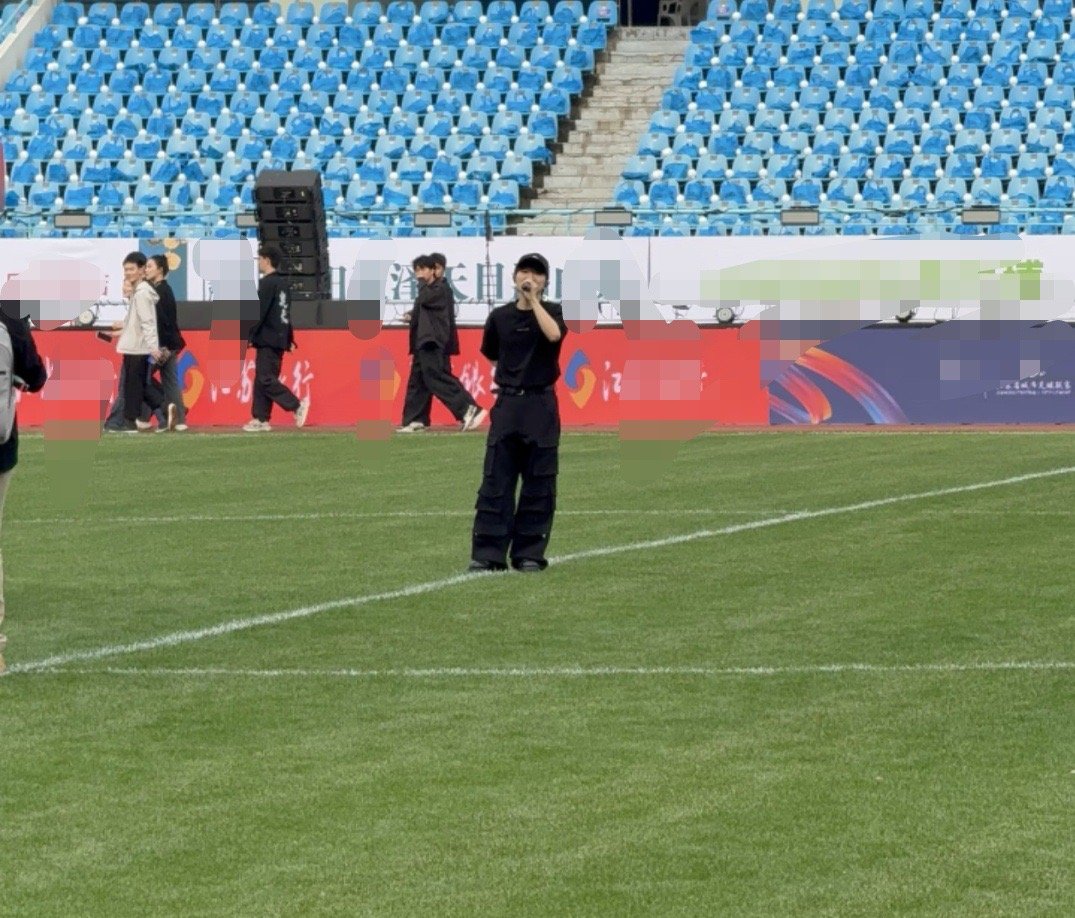 300米外听周深彩排周深彩排分不清是人还是CD 隔着300米被周深的彩排歌声狠狠