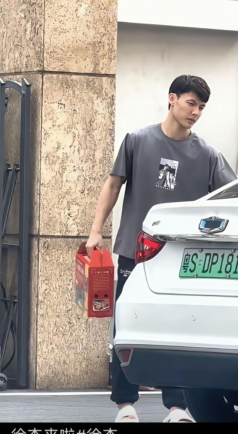 徐杰坐的是什么车，看上去很普通