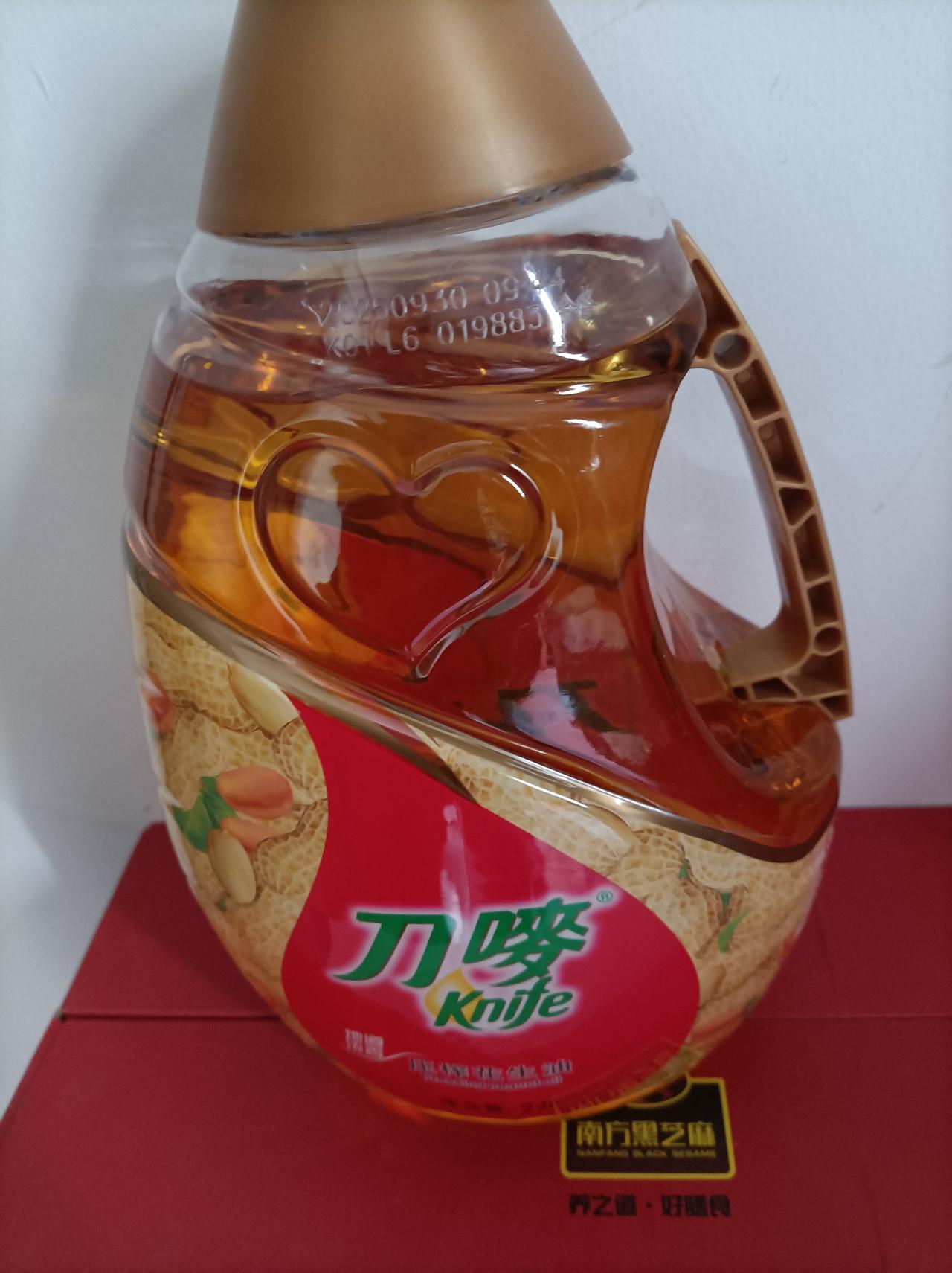 随手拍张照儿媳妇昨日去银行存钱，送了2升一桶油，5市斤一袋米，还有一套春联和福字