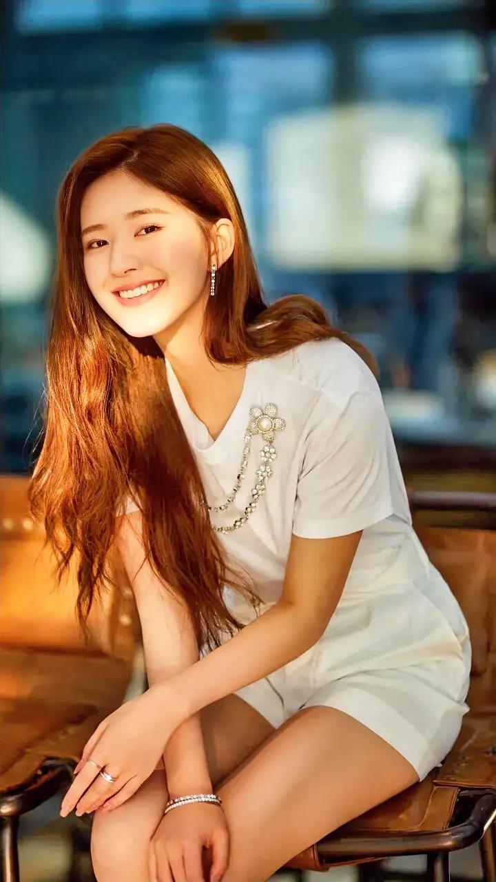 笑语盈盈，春风满面。