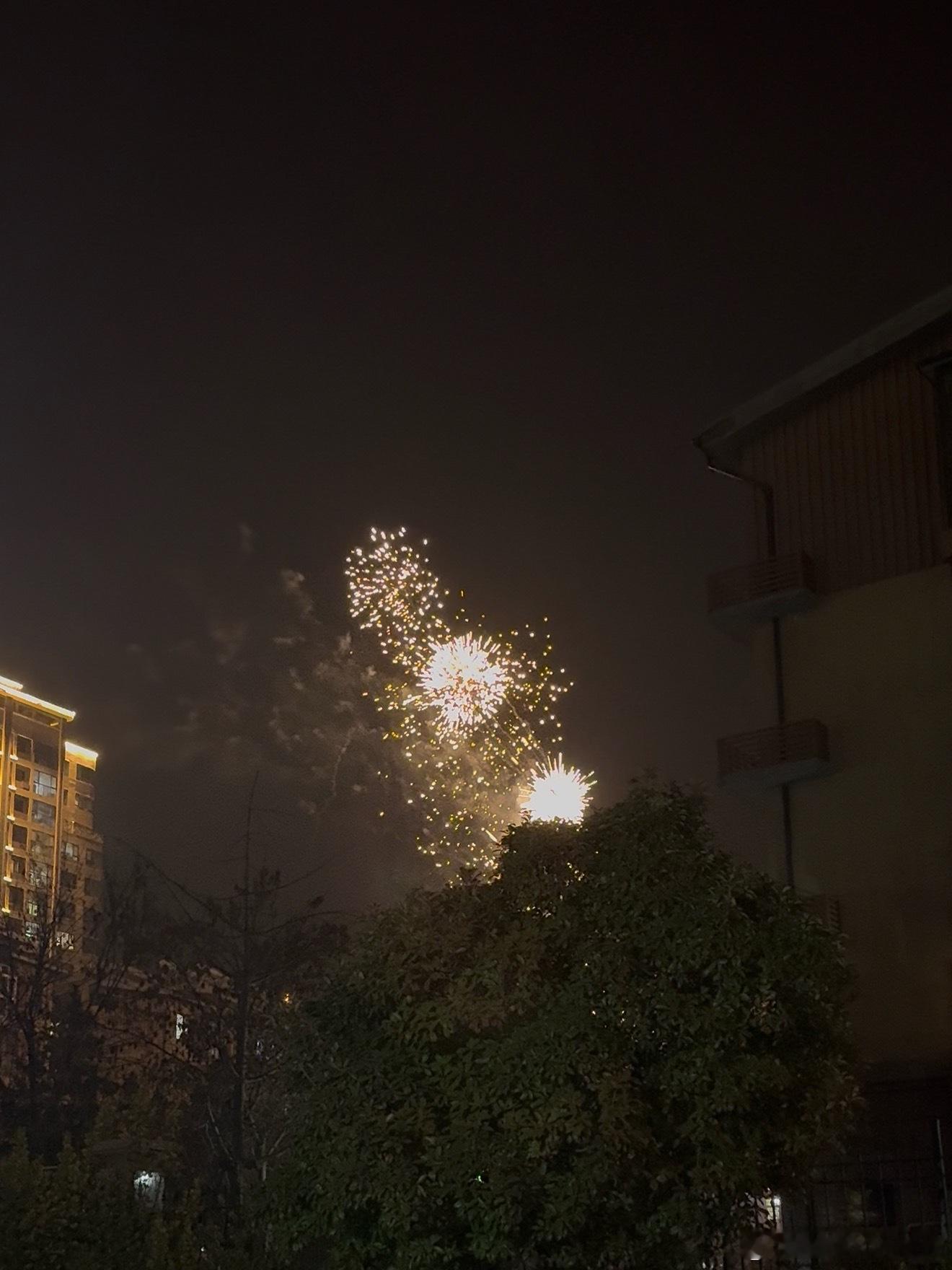 小米17Ultra烟花模式第一张是我之前用苹果拍的大家可以对比一下，说实话过年根