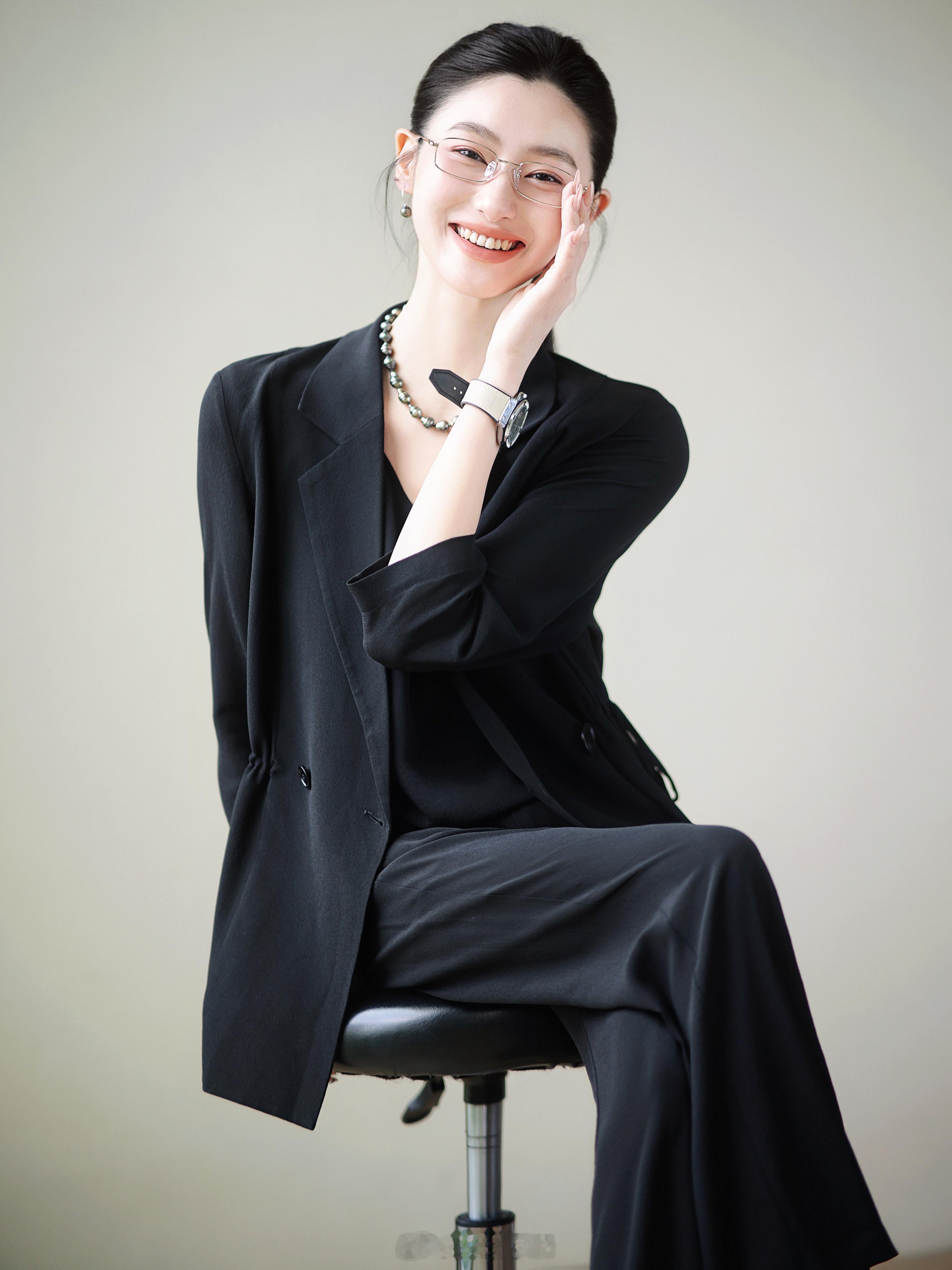 西装还得是黑色啊[害羞]不仅不挑人 就连气场也是十分干练有范儿100真丝鬼绉 绝