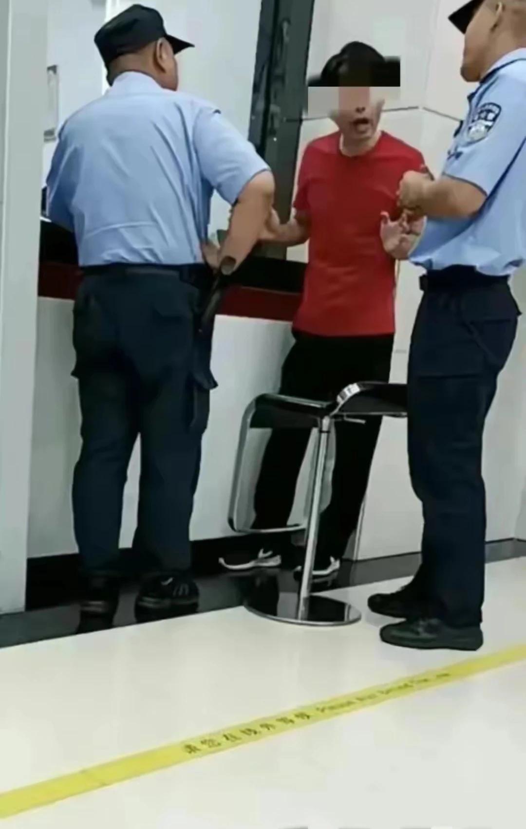 笑翻天了！“两分钱”逼疯银行？储户坚持取现，银行无奈报警求援



“一分钱难倒