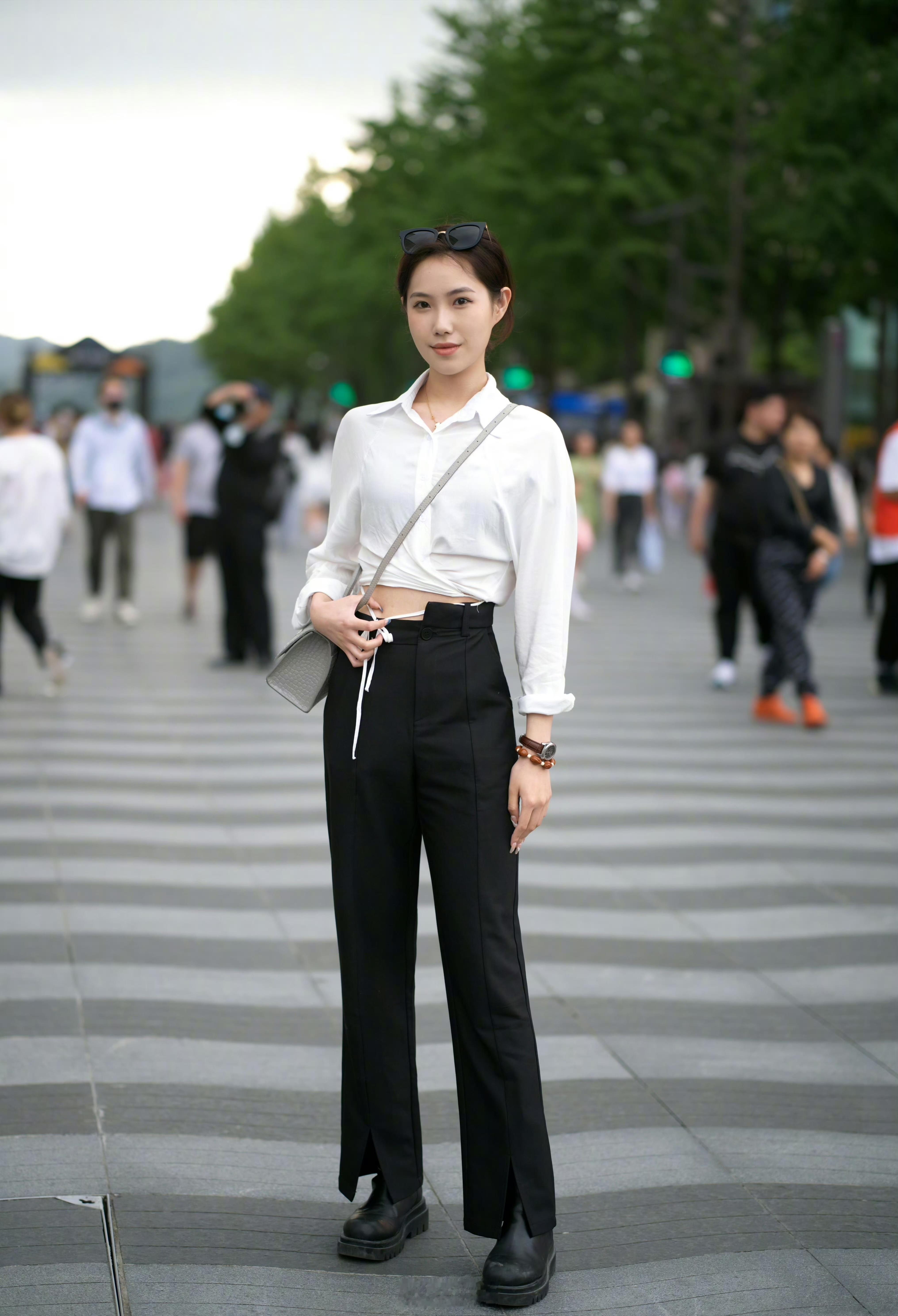 白衬衣加黑色长裤的美 ​​​