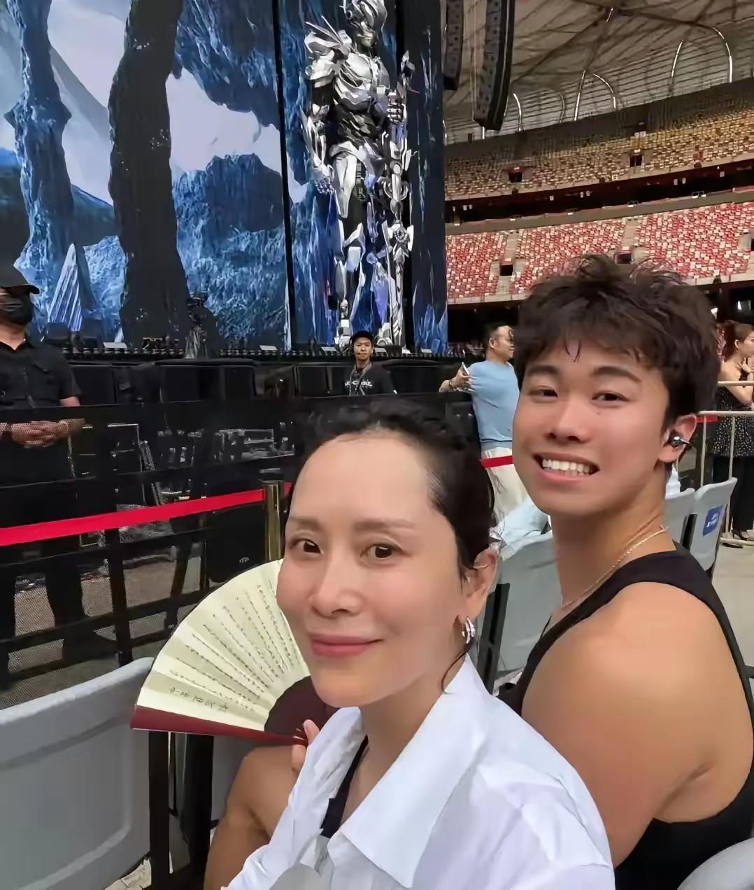 海清为了这个一米九的男人，连戏都不拍了！能让她付出这么大牺牲的男人，不是她老公，