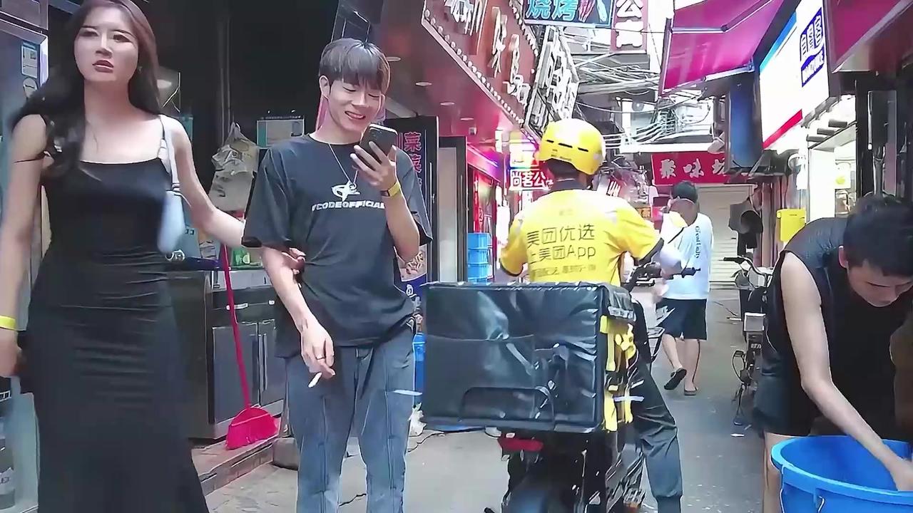 骑手能屏蔽顾客，网友辣评：俩名额太少
以前都是顾客给外卖骑手打分差评，现在反过来