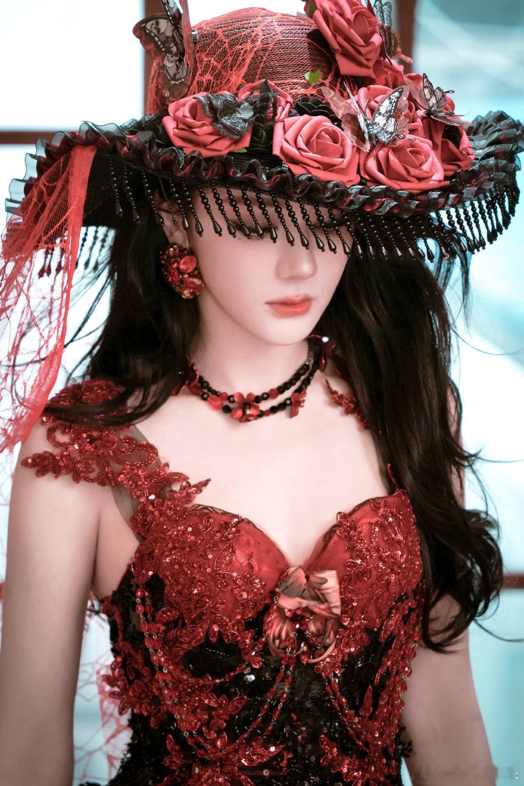 王亚飞给迪丽热巴化的幸运红唇妆王亚飞给迪丽热巴化的红唇妆 迪丽热巴真的太适合红唇