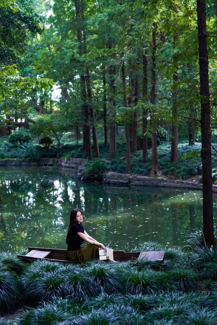 #曾黎绿色火焰裙# 曾黎林中大片，被风和树梢染成的绿色火焰裙，这一身搭配真是太养