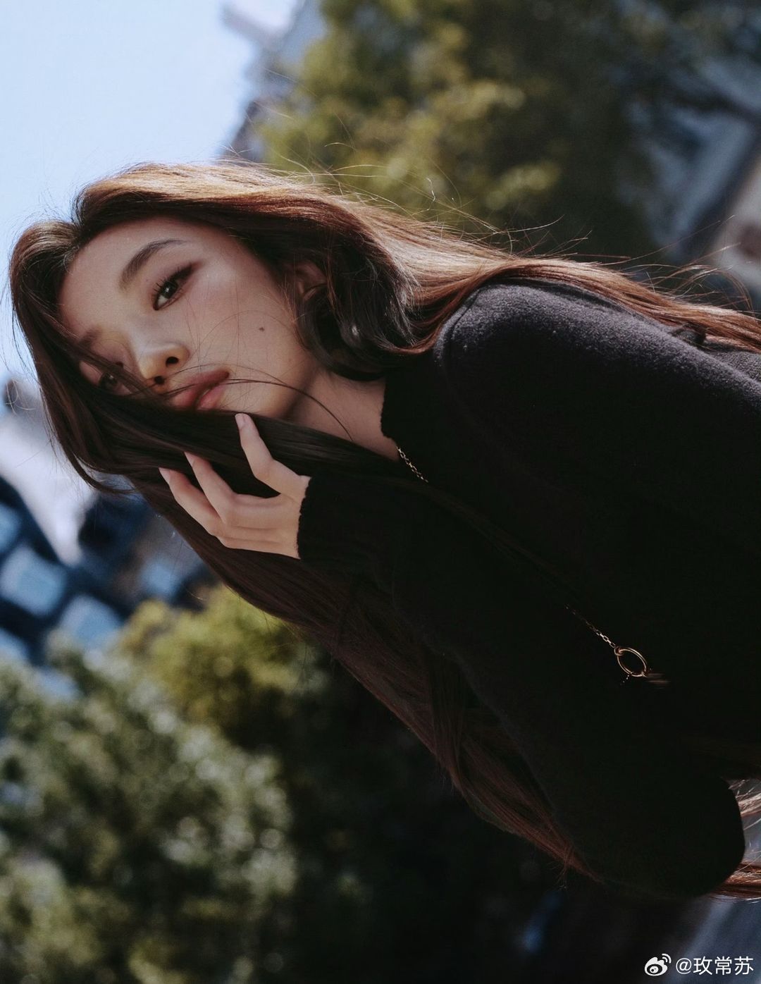 孙千[超话] 孙千巴黎这组胶片感大片太绝✨黑色穿搭简约高级，风吹动长发，慵懒又自