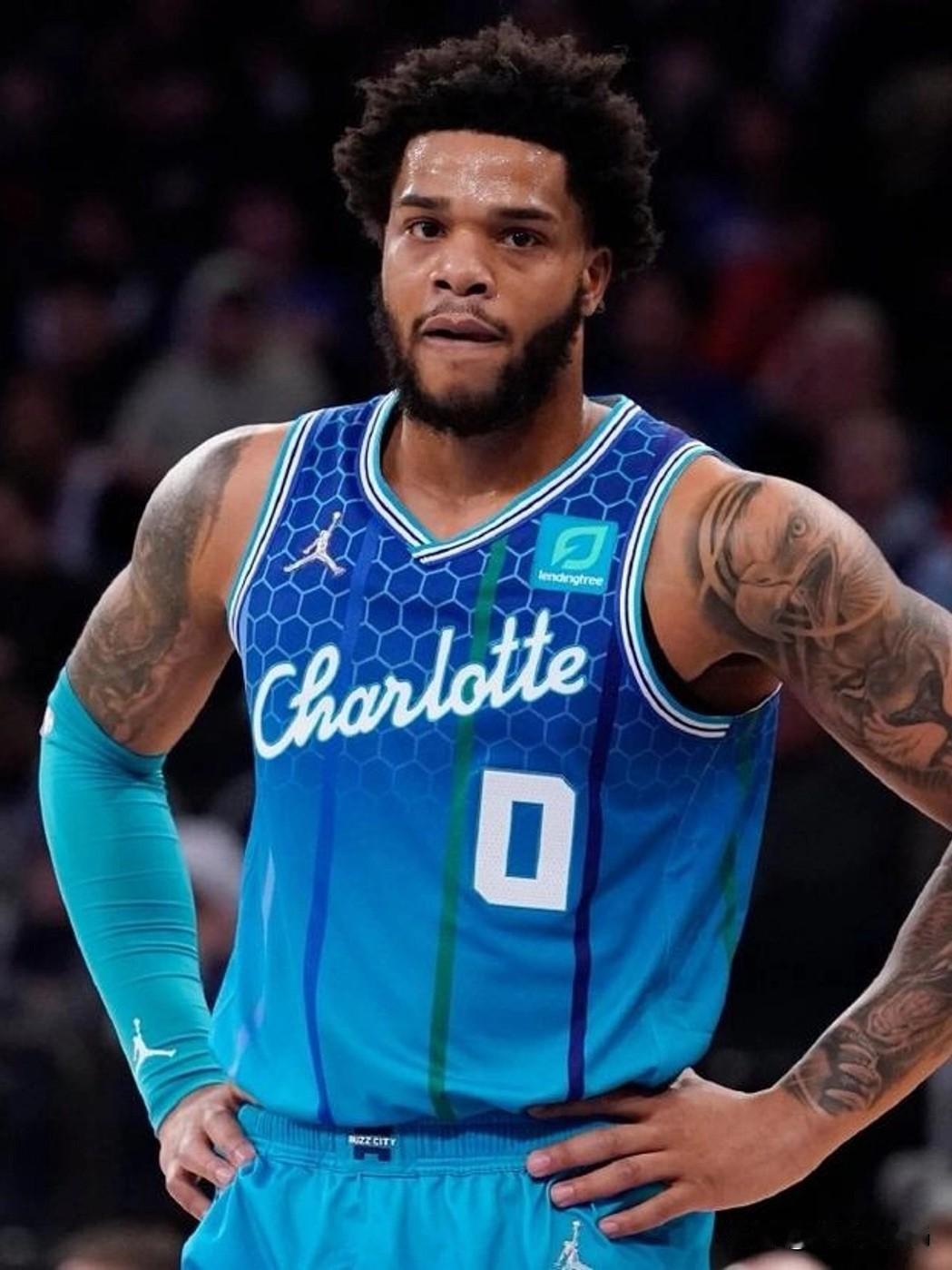 黄蜂深陷连败泥潭，季后赛希望彻底渺茫，交易流言满天飞！名义核心是拉梅洛·鲍尔，可