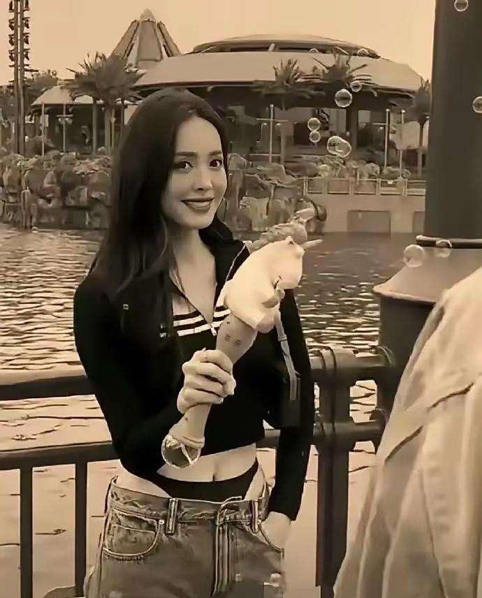 原来娜扎那条裤子里面设计是这样的啊！当年她可被网友喷惨了，各种吐槽满天飞…