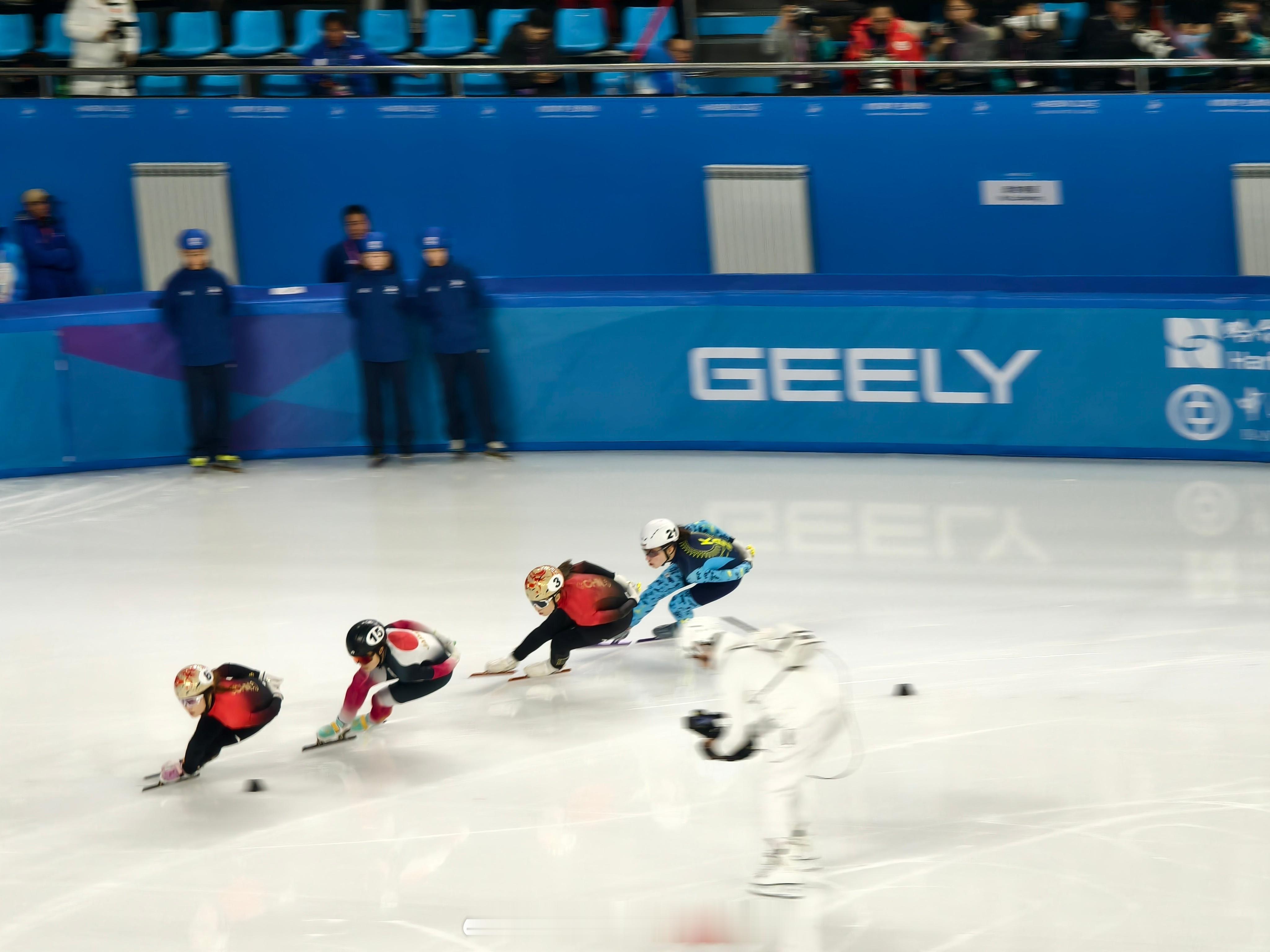 公俐杨婧茹晋级1000米半决赛 短道速滑女子1000米1/4决赛中国队两位选手顺