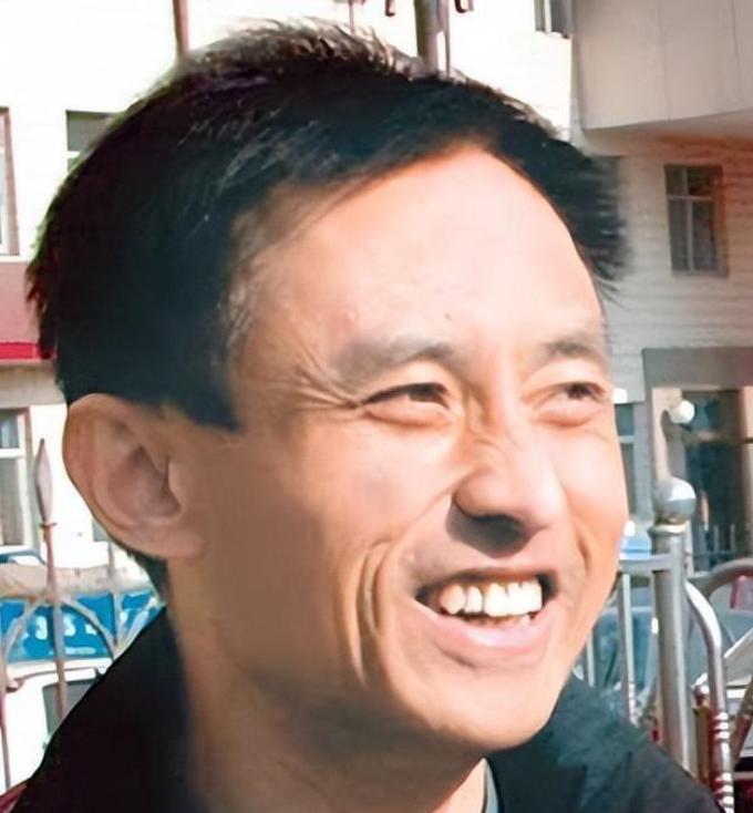 2002年，河北唐山，民警郭精忠夫妇在家中被蒙面歹徒袭击，重伤垂危。受害者夫妇指
