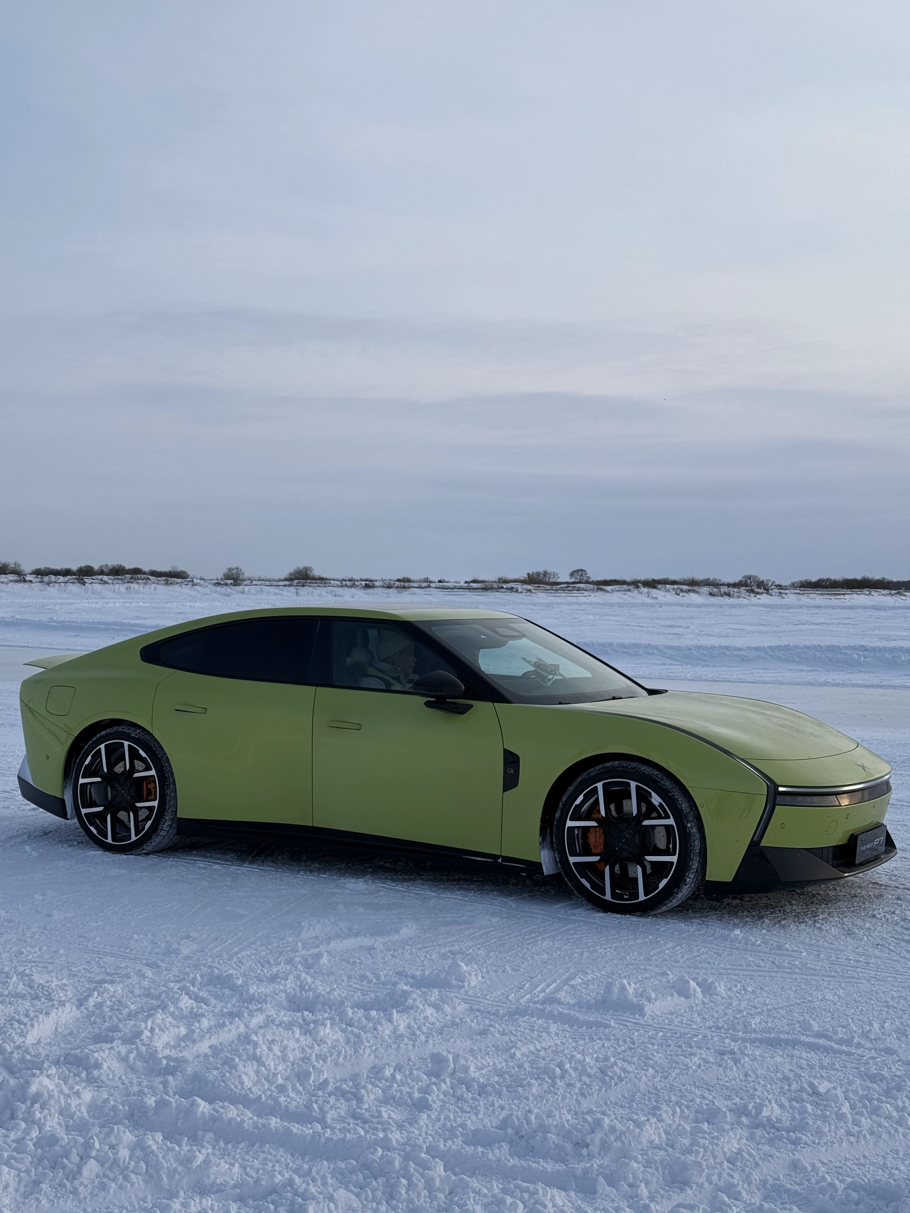 零下20℃的极寒黑河，全新小鹏P7化身冰雪王者，霸气通关冰雪测试！冰雪操控，冰面