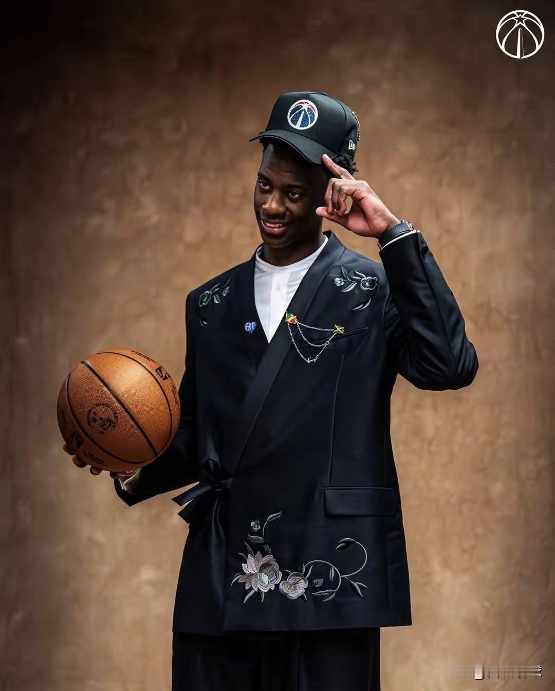 迪班萨新赛季还是选择了1号球衣，并没有和特雷杨强3号球衣。新赛季的奇才阵容还是很