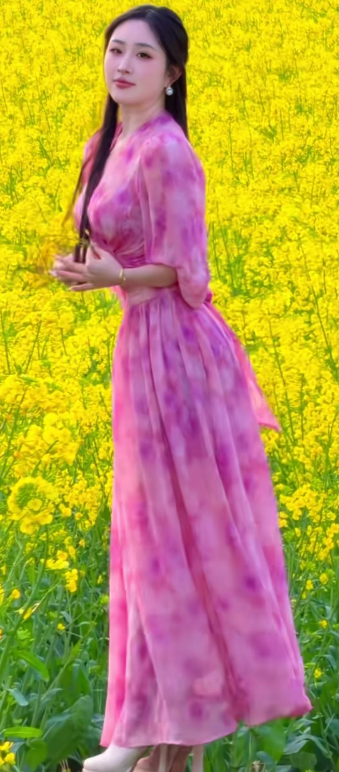 粉紫色连衣裙，置身油菜花海，春日浪漫气息扑面而来！🌸🌼
