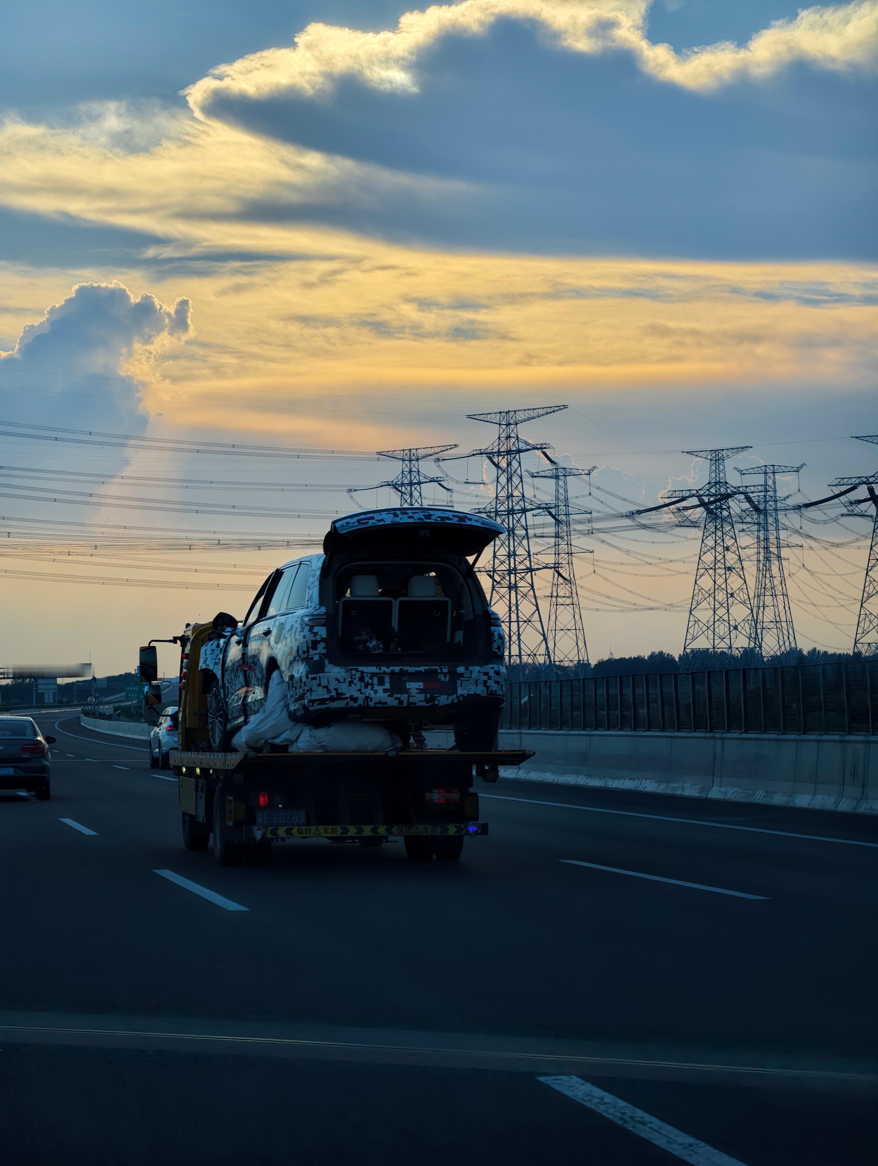 长城的伪装车，不知道是路上撞了还是做测试撞的。。。 