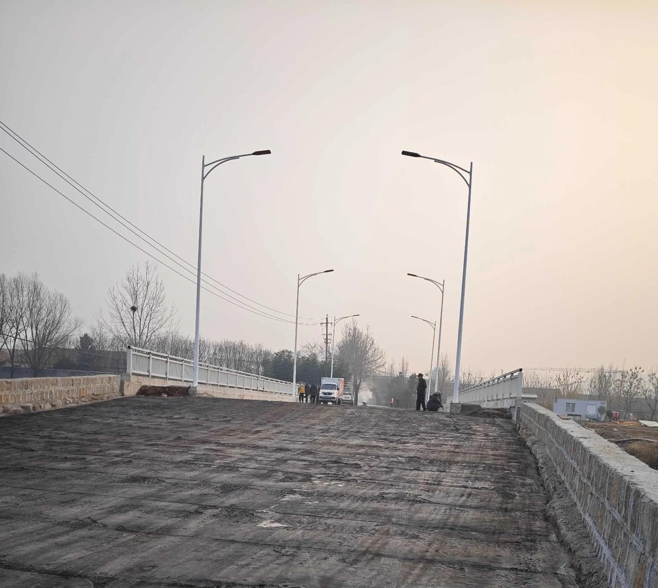 即墨区环秀街道西窑上村南的大桥通车在即！现在大桥桥面已经喷上了沥青油，马上就要铺